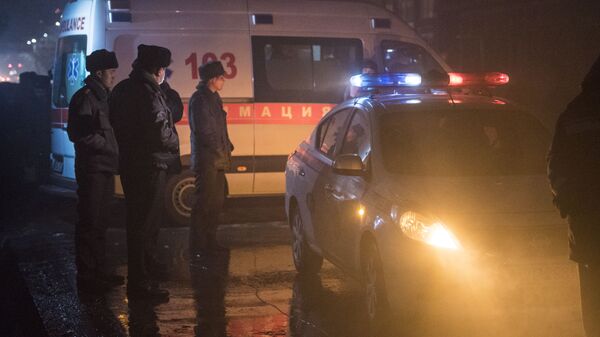 Сотрудники милиции и карета скорой помощи на месте происшествия. Архивное фото - Sputnik Кыргызстан
