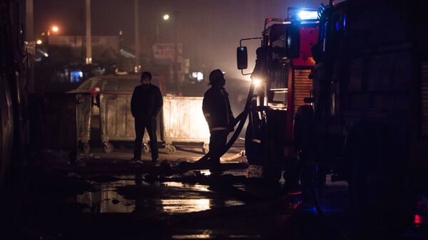 Сотрудники противопожарной службы на месте возгорания. Архивное фото - Sputnik Кыргызстан
