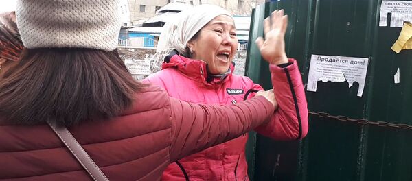 Атайлап өрттөштү! Ош базарда товары күйгөн соодагерлердин күйүтү жана көз жашы - Sputnik Кыргызстан