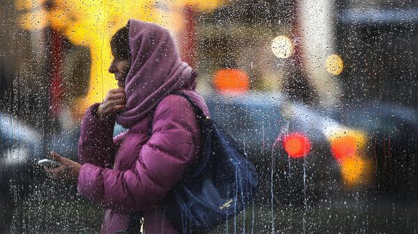 Женщина на улице во время дождя. Архивное фото - Sputnik Кыргызстан