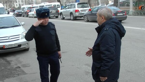 За что могут оштрафовать на дороге, если вы не за рулем? Видео - Sputnik Кыргызстан