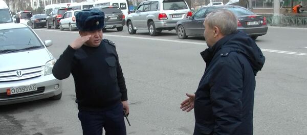За что могут оштрафовать на дороге, если вы не за рулем? Видео - Sputnik Кыргызстан