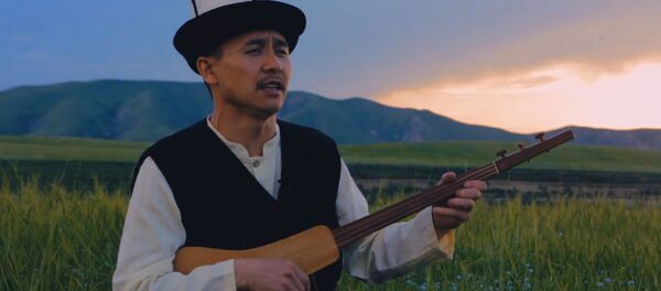 Белгилүү дастанчы Өмүрзак Кайыпов Аккан сууну агынан жарыла ырдады - Sputnik Кыргызстан