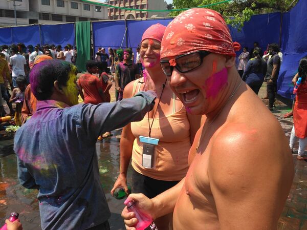 Фестиваль красок Холи в Индии - Sputnik Кыргызстан