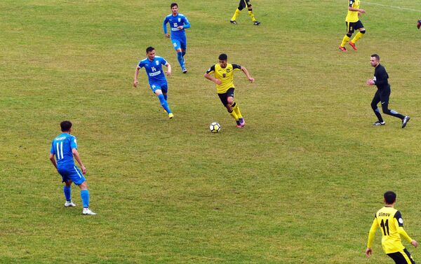 С начала игры ошскому клубу пришлось обороняться, в итоге игроки пропустили два мяча - Sputnik Кыргызстан