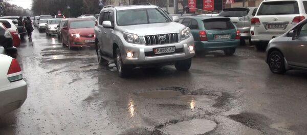 Каждая вторая машина попадает в яму в этой части Бишкека — видео Каждая вторая машина попадает в яму в этой части Бишкека — видео - Sputnik Кыргызстан