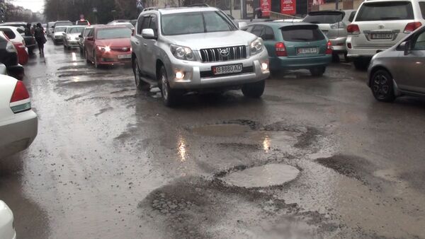 Каждая вторая машина попадает в яму в этой части Бишкека — видео - Sputnik Кыргызстан