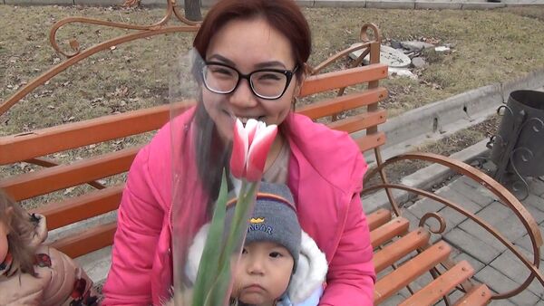 Как бишкекчанки реагируют на цветы от незнакомого мужчины — видео - Sputnik Кыргызстан