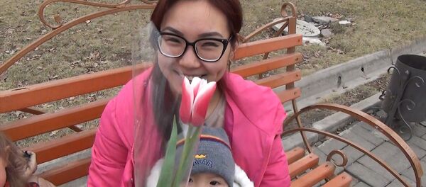 Как бишкекчанки реагируют на цветы от незнакомого мужчины — видео - Sputnik Кыргызстан