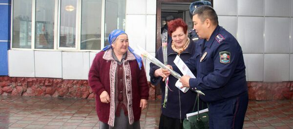 Поздравление милиционеров дам в Бишкеке Поздравление милиционеров дам в Бишкеке - Sputnik Кыргызстан