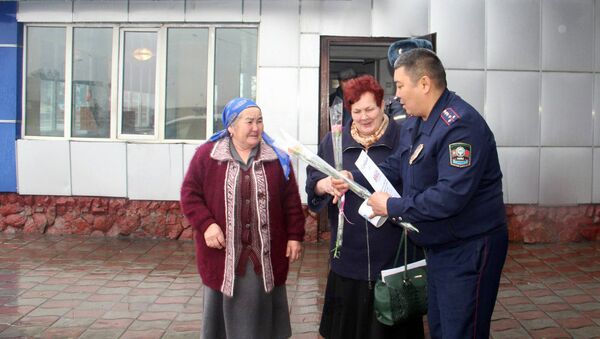 Поздравление милиционеров дам в Бишкеке - Sputnik Кыргызстан