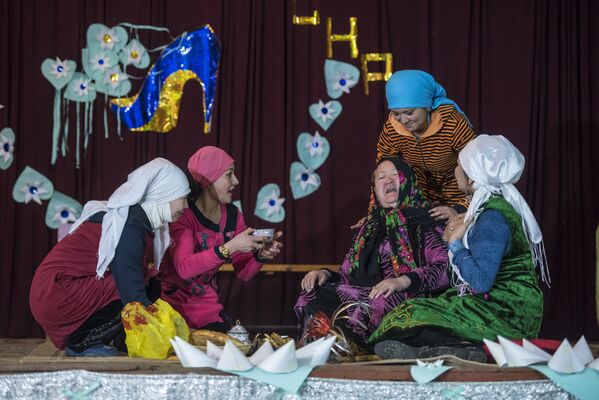 Праздничный концерт по случаю 8 Марта в женской исправительной колонии №2 - Sputnik Кыргызстан