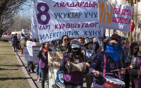 На площади Ала Тоо в Бишкеке проходит митинг с участием примерно 50 человек. - Sputnik Кыргызстан