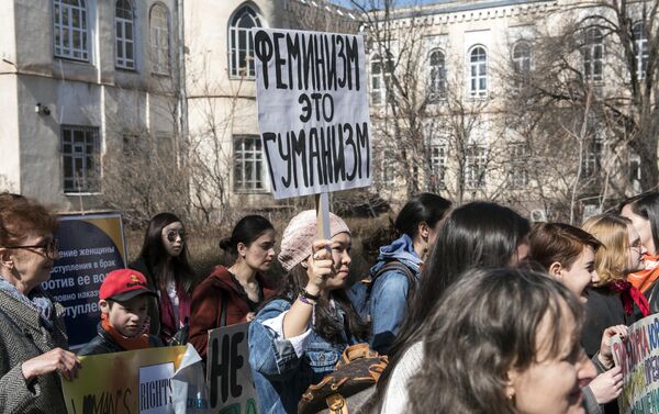 Митингующие прошлись с этими лозунгами от площади до проспекта Эркиндик. - Sputnik Кыргызстан