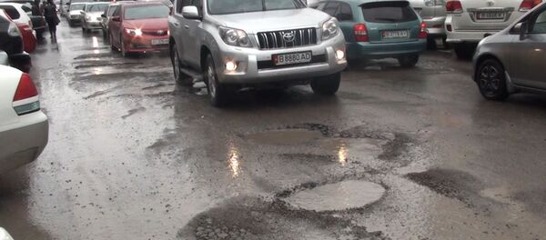 Бишкектин 1,5 жыл мурун оңдолгон жолу азыр согуш талаасын эске салат. Видео - Sputnik Кыргызстан