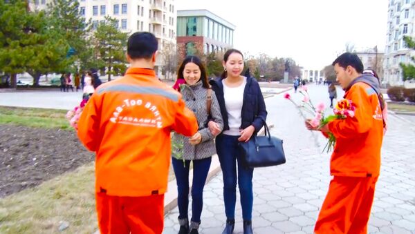 Бишкекчанкам дарят цветы тазалыковцы и активисты — доброе видео - Sputnik Кыргызстан