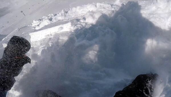 Сноубордист попал под лавину и выжил — он снял это на видео - Sputnik Кыргызстан
