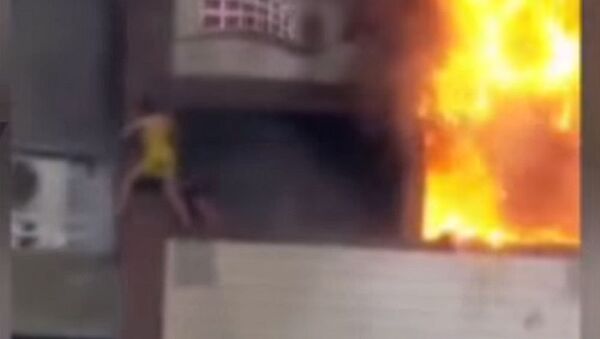 Упала с 6 этажа — видео с пожара в Турции, где пострадала кыргызстанка - Sputnik Кыргызстан