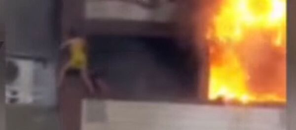 Упала с 6 этажа — видео с пожара в Турции, где пострадала кыргызстанка - Sputnik Кыргызстан