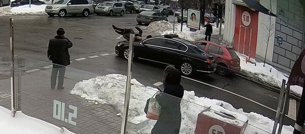 Кортеж Петра Порошенко сбил пенсионера и уехал — наезд попал на видео Кортеж Петра Порошенко сбил пенсионера и уехал — наезд попал на видео - Sputnik Кыргызстан