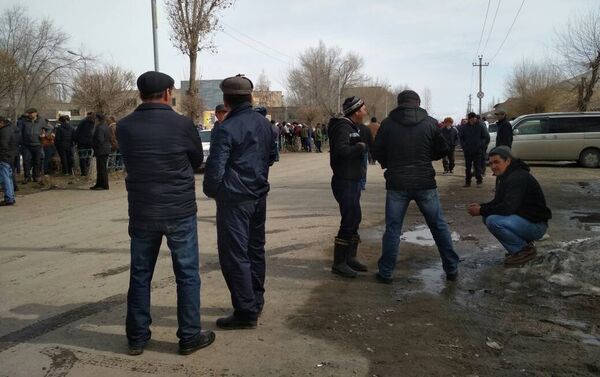 Более 500 местных жителей вышли на митинг для того, что бы китайская компания остановила строительство завода без замедлений. - Sputnik Кыргызстан