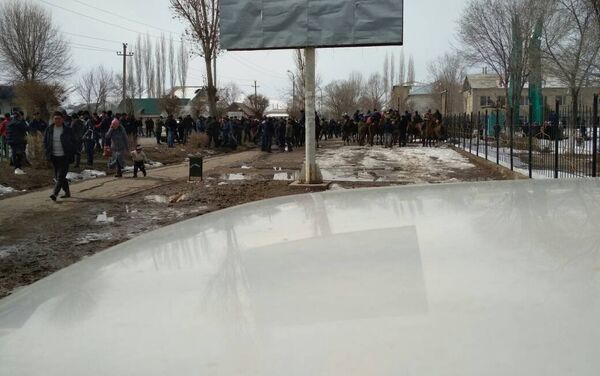 В Тогуз-Тороузском районе Джалал-Абадской области местные жители вышли на митинг против строительства нового завода по обработке добытого золота на месторождении - Sputnik Кыргызстан