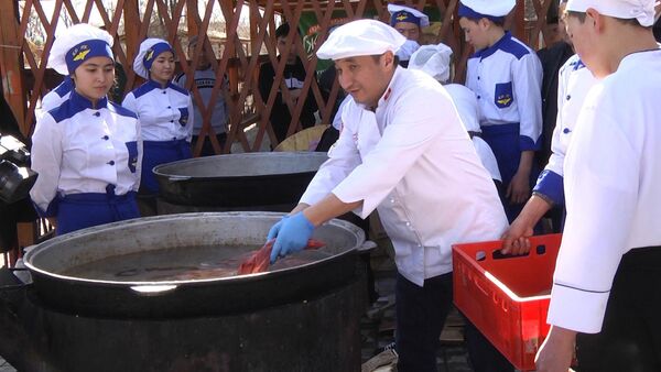 Как готовятся к приготовлению тонны бешбарка в Бишкеке? Видео - Sputnik Кыргызстан