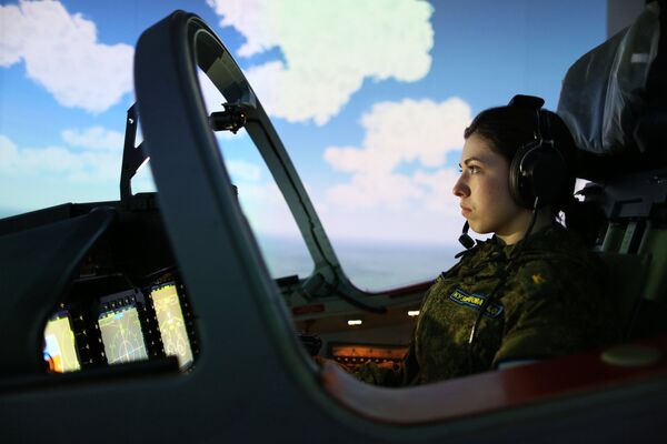 Подготовка девушек-курсантов в Краснодарском высшем военном авиационном училище - Sputnik Кыргызстан