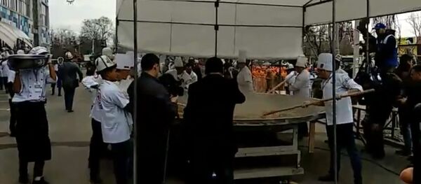 Как готовят тонну бешбармака и 110-метровый чучук в Бишкеке - Sputnik Кыргызстан