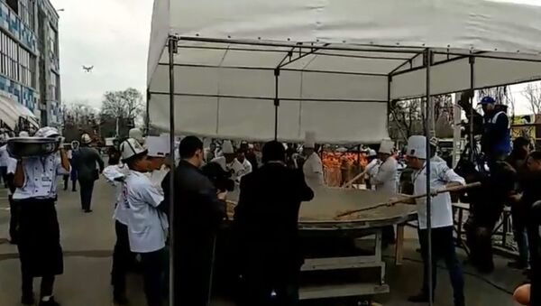 Как готовят тонну бешбармака и 110-метровый чучук в Бишкеке - Sputnik Кыргызстан