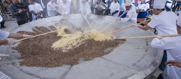 Приготовление  полторы тонны бешбармака в Бишкеке - Sputnik Кыргызстан