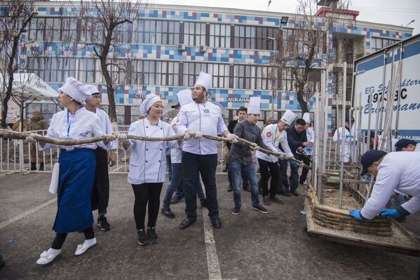 Приготовление полторы тонны бешбармака в Бишкеке - Sputnik Кыргызстан