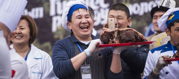 Приготовление полторы тонны бешбармака в Бишкеке - Sputnik Кыргызстан