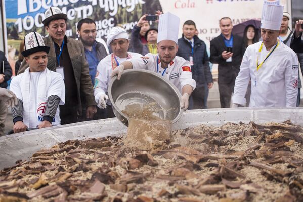 Приготовление полторы тонны бешбармака в Бишкеке - Sputnik Кыргызстан