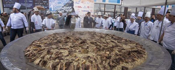 Приготовление полторы тонны бешбармака в Бишкеке Приготовление полторы тонны бешбармака в Бишкеке - Sputnik Кыргызстан