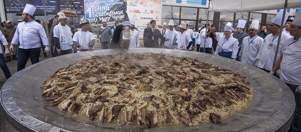 Бир тоннадан ашык бешбармак бир казанга батканда - Sputnik Кыргызстан