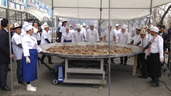 Как из мяса девяти лошадей приготовили тонну бешбармака — вкусное видео - Sputnik Кыргызстан