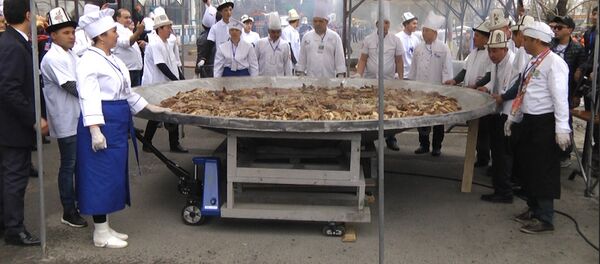 Тер төккөн ашпозчулар, сыймыктанган эл. Бешбармак жасалган жерден керемет ирмемдер - Sputnik Кыргызстан