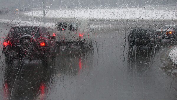 Капли дождя на стекле автомобиля. Архивное фото - Sputnik Кыргызстан