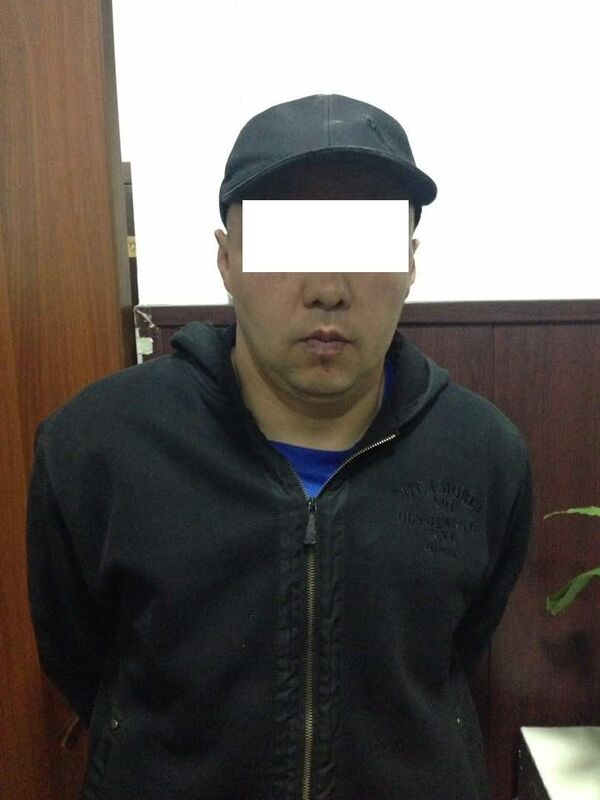 Задержанный по подозрению в разбое, угоне автомобиля и хранении огнестрельного оружия Задержанный по подозрению в разбое, угоне автомобиля и хранении огнестрельного оружия - Sputnik Кыргызстан