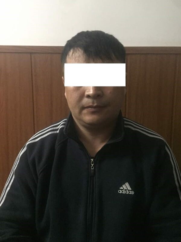 Задержанный по подозрению в разбое, угоне автомобиля и хранении огнестрельного оружия Задержанный по подозрению в разбое, угоне автомобиля и хранении огнестрельного оружия - Sputnik Кыргызстан