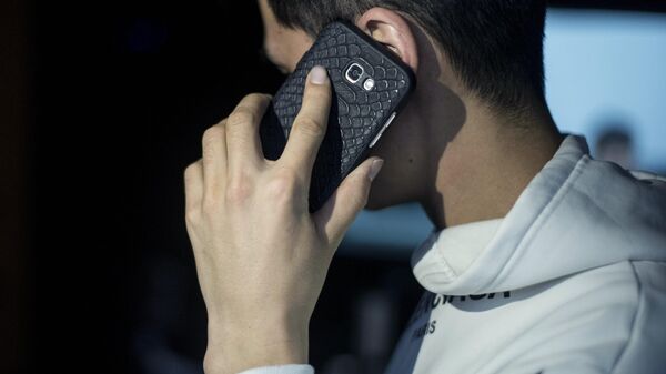 Мужчина разговаривает по мобильному телефону. Иллюстративное фото - Sputnik Кыргызстан