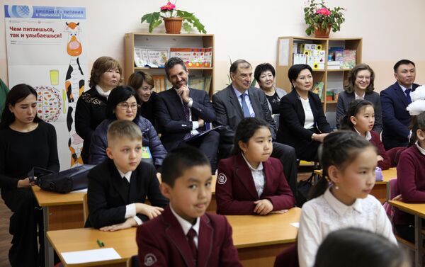 Министерство образования и науки КР и Всемирная продовольственная программа (ВПП) ООН расширят программу, в рамках которой школьников обеспечивают горячим питанием, чтобы охватить больше половины начальных учебных заведений страны. - Sputnik Кыргызстан