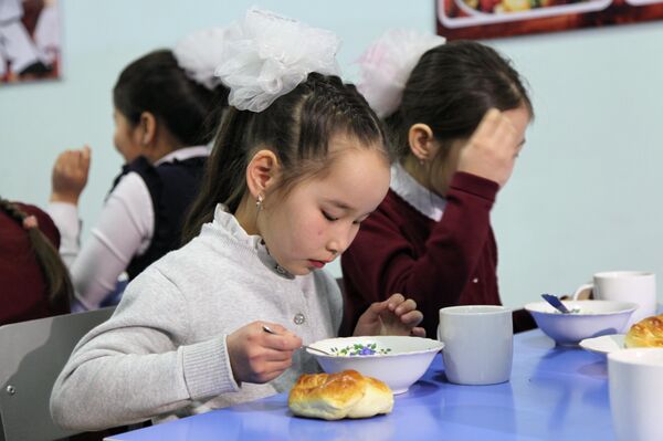 Министр рассказала, что на питание учеников младших классов ежегодно выделяется около 500 миллионов сомов. - Sputnik Кыргызстан