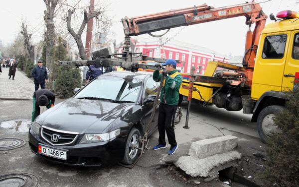 На центральных улицах Оша с понедельника начали эвакуировать автомобили, которые припаркованы в неположенном месте. - Sputnik Кыргызстан