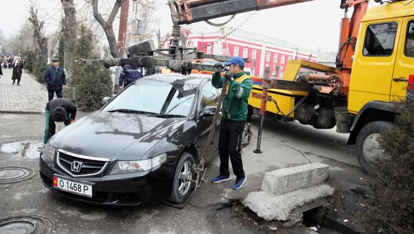 Эвакуация неправильно припаркованных автомобилей в центре Оша - Sputnik Кыргызстан