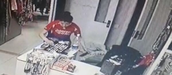 Бишкекте дүкөндөн бир кыздын телефон уурдап жатканы видеого түшүп калган Бишкекте дүкөндөн бир кыздын телефон уурдап жатканы видеого түшүп калган - Sputnik Кыргызстан