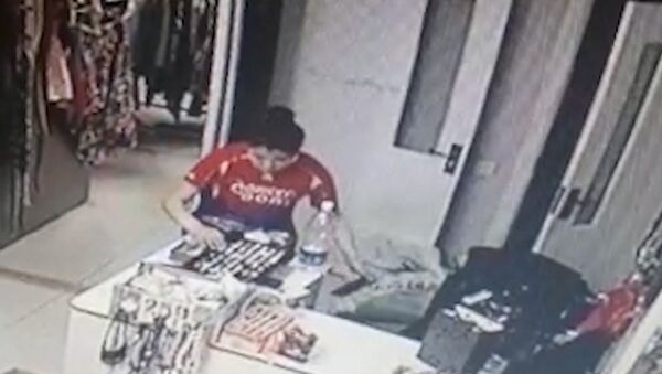 Девушка украла телефоны из бутика в Бишкеке — видео - Sputnik Кыргызстан