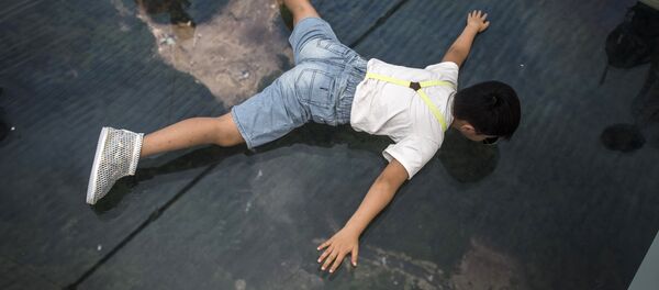 Стеклянный мост над долиной в Чжанцзяцзе в провинции Хунань. Китай - Sputnik Кыргызстан