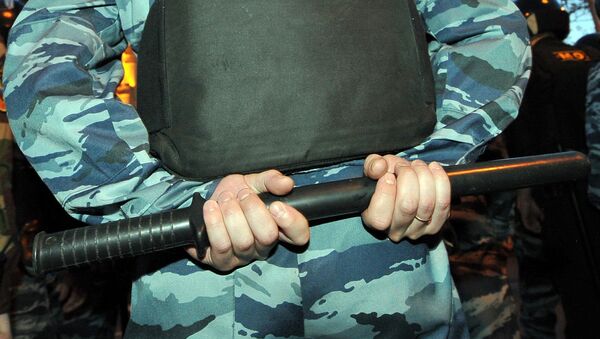 Сотрудник правоохранительных органов с дубинкой в руке. Архивное фото - Sputnik Кыргызстан